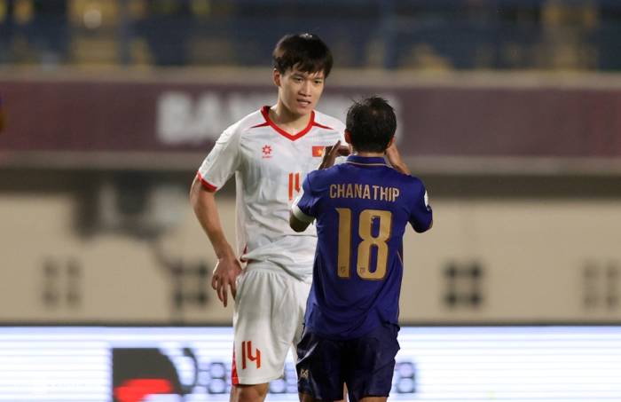 Nguyễn Hoàng Đức nói chuyện với Chanathip Songkrasin sau trận Việt Nam thua Thái Lan 0-2 ở lượt hai bảng B hạng Nhất FIFA ASEAN Cup 2026, trên sân Si Jalak Harupat, Bandung, Indonesia ngày 29/9/2026. Ảnh: Đức Đồng