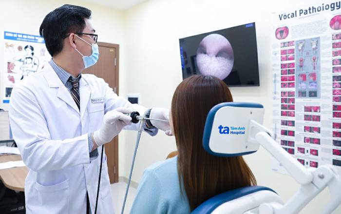 Bác sĩ Nguyên đang nội soi họng cho một người bệnh. Ảnh: Phòng khám Đa khoa Tâm Anh Quận 7