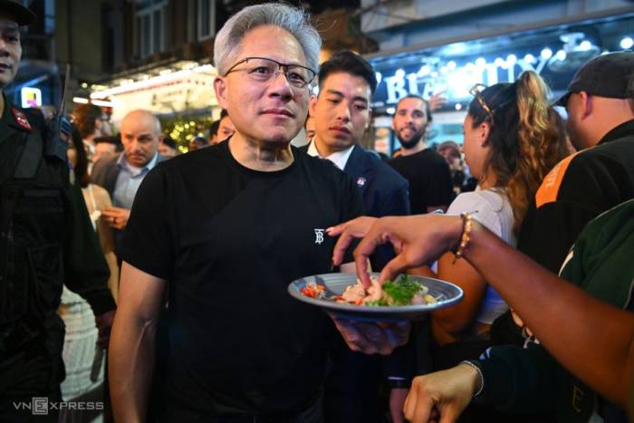 CEO Nvidia Jensen Huang dạo phố cổ, ăn tối trong chuyến thăm lần thứ hai của ông tới Việt Nam, ngày 5/12/2024. Ảnh: Giang Huy