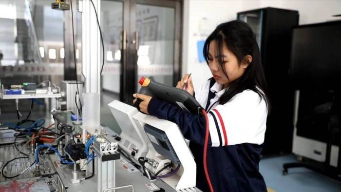 Sinh viên ở một trường cao đẳng nghề về chế tạo robot ở Trung Quốc. Ảnh: Xinhua