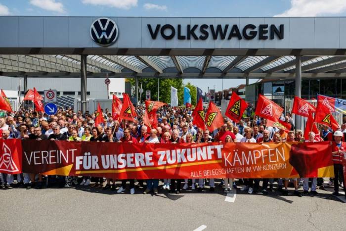 Nhân viên của Volkswagen tham gia cuộc biểu tình do công đoàn Đức IG Metall tổ chức để phản đối kế hoạch tái cấu trúc và cắt giảm việc làm ở Zwickau ngày 9/7. Ảnh: AFP