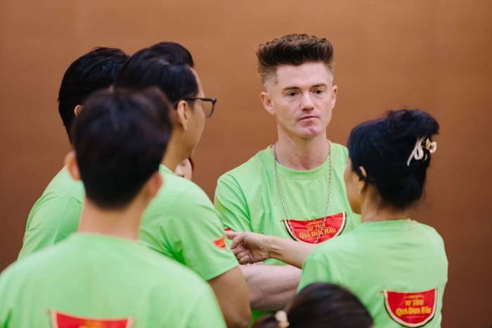 Đạo diễn biên đạo múa Spencer Liff cùng êkíp bàn về vở nhạc kịch. Ảnh: Ban tổ chức cung cấp