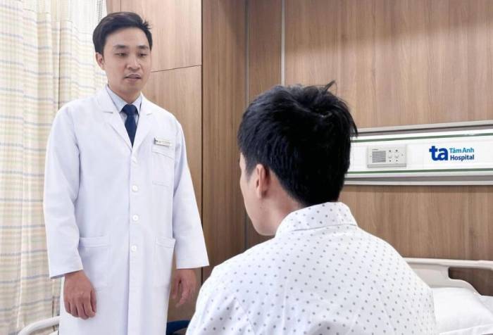 Bác sĩ Kiên hướng dẫn bệnh nhân chế độ sinh hoạt lành mạnh để ngăn nhồi máu cơ tim tái phát. Ảnh: Bệnh viện Đa khoa Tâm Anh