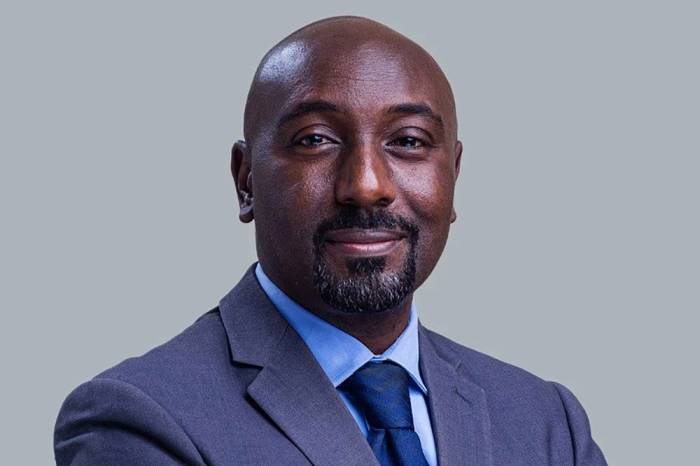 Hoàng tử Edward Rukidi Kijanangoma Nyabongo I khi còn trong vai trò biên tập viên. Ảnh: UBC Uganda