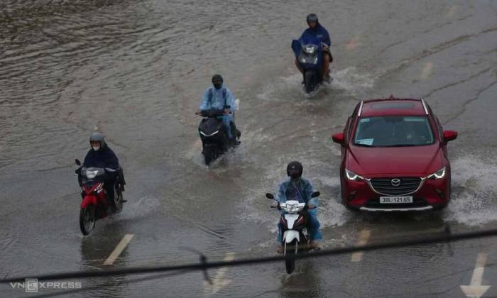 Hà Nội mưa to sáng 15/9, một số tuyến phố bị ngập. Ảnh: Phạm Chiểu