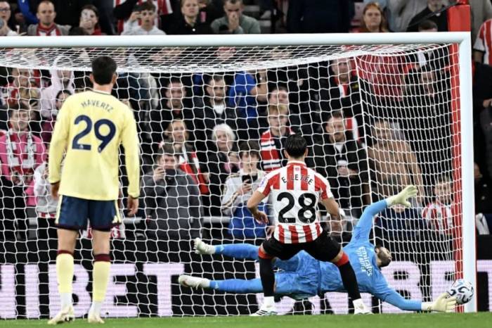 David Raya cản cú đá phạt đền của Le Fee. Ảnh: Arsenal FC