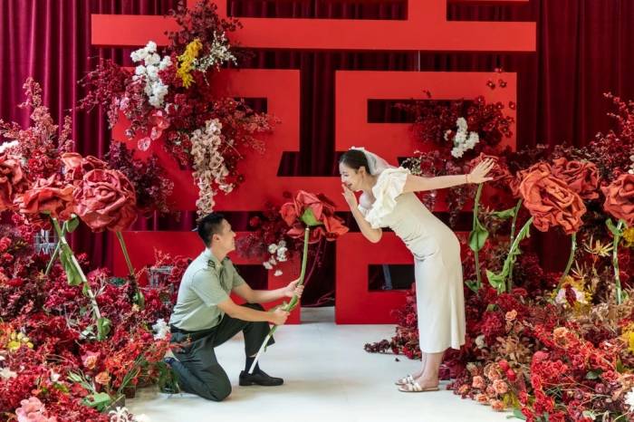 Đôi tình nhân chụp ảnh tại văn phòng đăng ký kết hôn thành phố Nam Kinh. Ảnh: WSJ