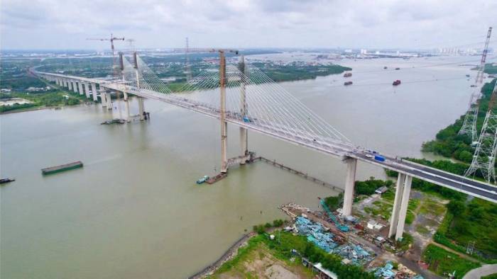 Cầu Phước Khánh là 1 trong 2 hạng mục còn thi công trên tuyến cao tốc Bến Lức - Long Thành. Ảnh: Thái Hà