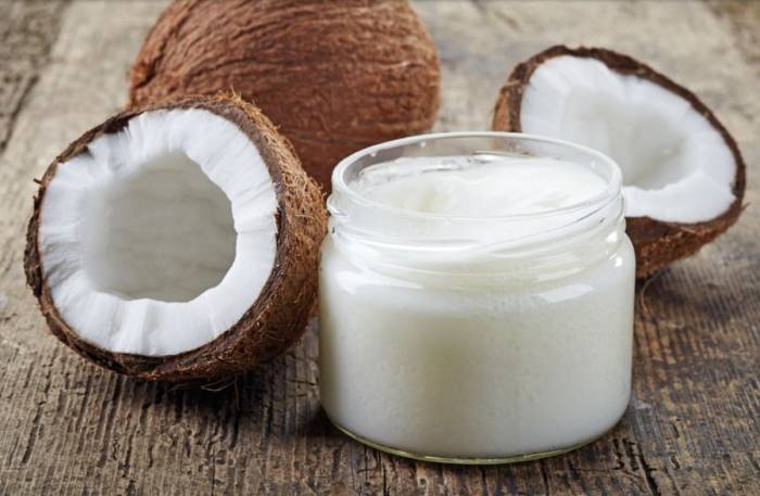 Nhiều người tin rằng súc miệng bằng dầu dừa hay các loại dầu thực vật (oil pulling) mỗi sáng có thể hút sạch độc tố ra khỏi cơ thể. Ảnh minh họa: Havard Health