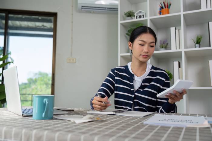 Ngay từ sớm, nhiều người đã bắt đầu tính toán đến chi phí khi đến tuổi nghỉ hưu. Ảnh minh họa: Vecteezy