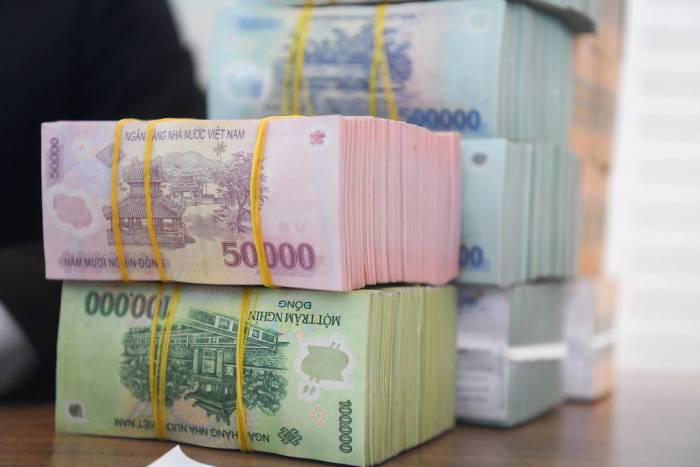 Giao dịch tiền mặt tại một ngân hàng. Ảnh: Giang Huy