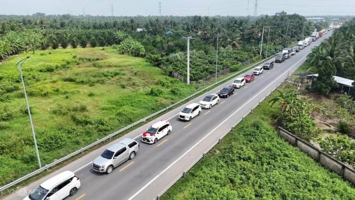 Cao tốc qua khu vực ùn tắc hơn 5 km sau tai nạn, sáng 16/9. Ảnh: Hoàng Nam
