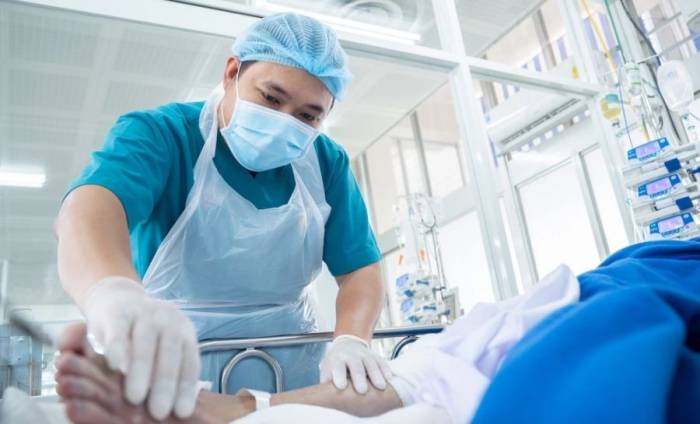 Người bố 43 tuổi điều trị tại Khoa Hồi sức tích cực khu B, Bệnh viện Chợ Rẫy. Ảnh: Bệnh viện cung cấp