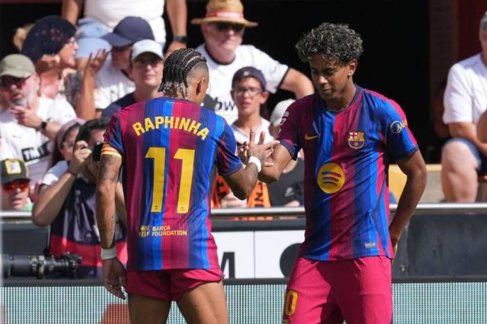 Yamal mừng bàn mở tỷ số cùng đồng đội Raphinha trong trận Valencia - Barca tại La Liga, trên sân Mestalla, Valencia, Tây Ban Nha, ngày 6/9/2026. Ảnh: AP