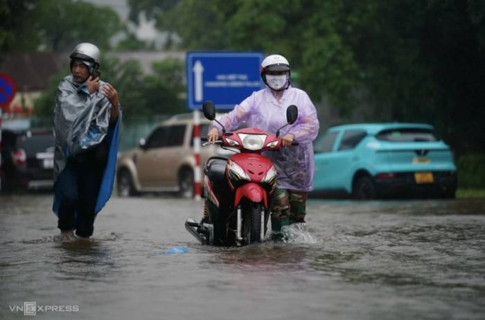 Người dân dắt xe chết máy ở khu vực phường Tây Mỗ, sáng 17/9. Ảnh: Hoàng Giang