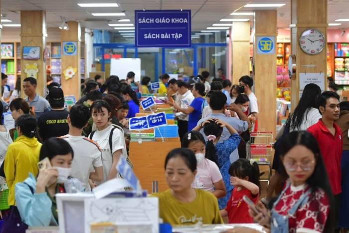 Phụ huynh, học sinh chen chân mua sách giáo khoa tại Nhà sách và Thiết bị Trường học Nguyễn Tri Phương, TP HCM, chiều 19/8. Ảnh: Thanh Tùng