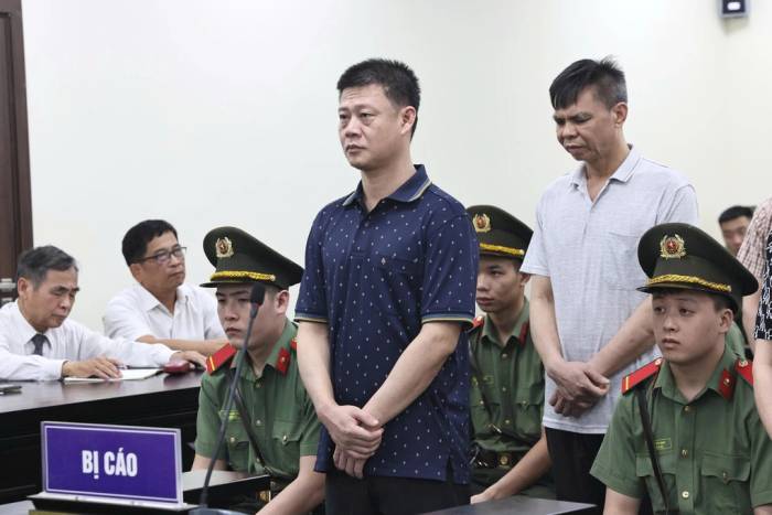 Bị cáo Đinh Tiến Hùng nghe tuyên án hôm nay. Ảnh: Linh Đan