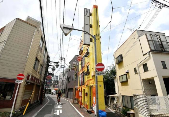 Không gian bên ngoài tòa nhà siêu mỏng ở Tokyo. Ảnh: Sankei by Ikue Mio
