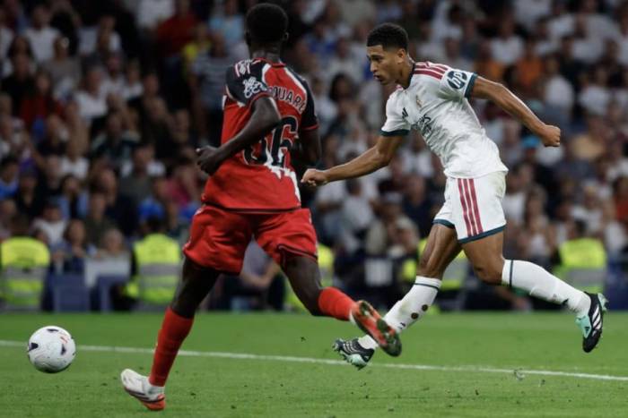 Jude Bellingham (áo trắng) dứt điểm nâng tỷ số lên 3-0. Ảnh: AFP