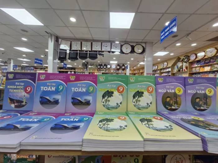 Một nhà sách tại TP HCM chỉ còn vở bài tập, không có sách giáo khoa, chiều 6/9. Ảnh: Nguyễn Quyên