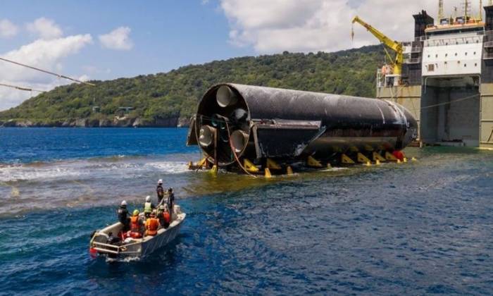 Sàn tàu bán chìm nâng tàu Starship trên boong lên để bắt đầu hành trình di chuyển. Ảnh: SpaceX