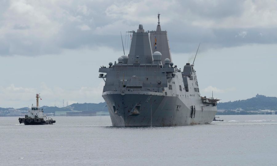 Tàu vận tải đổ bộ USS New Orleans (phải) trở về căn cứ White Beach hồi tháng 8/2025. Ảnh: US Navy