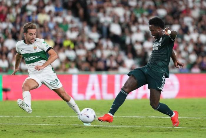 Vinicius Junior sút bóng trong trận Real Madrid gặp Elche tại La Liga ở Elche, Alicante, Tây Ban Nha, ngày 15/9/2026. Ảnh: AP