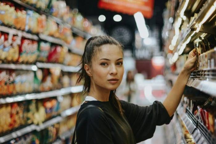 Một khách hàng đang chọn đồ trong siêu thị. Ảnh: Globe Trender