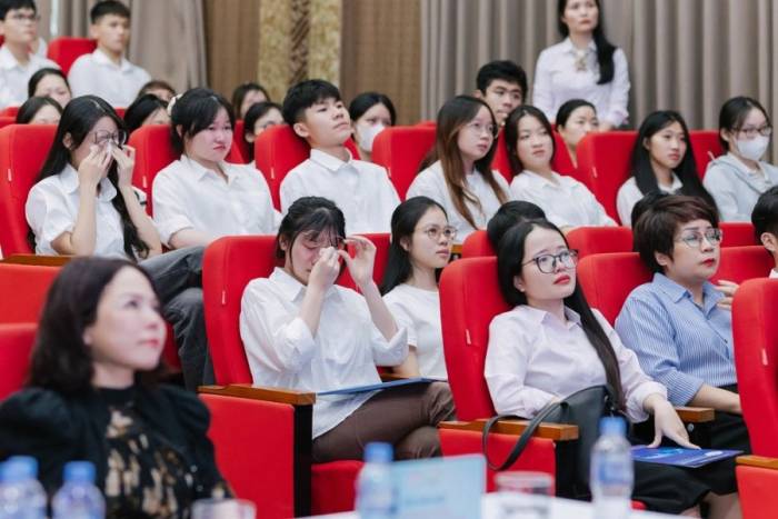 Nhiều cô giáo, sinh viên tại lễ tri ân nghẹn ngào trước nghĩa cử của Nam và gia đình. Ảnh: Thái Ngọc
