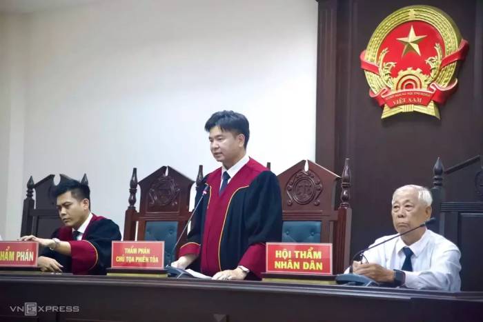 Hội thẩm nhân dân (phải) trong phiên tòa xét xử Cựu Viện trưởng Pháp y tâm thần Trung ương Biên Hòa, hôm 18/9. Ảnh: Phạm Hải