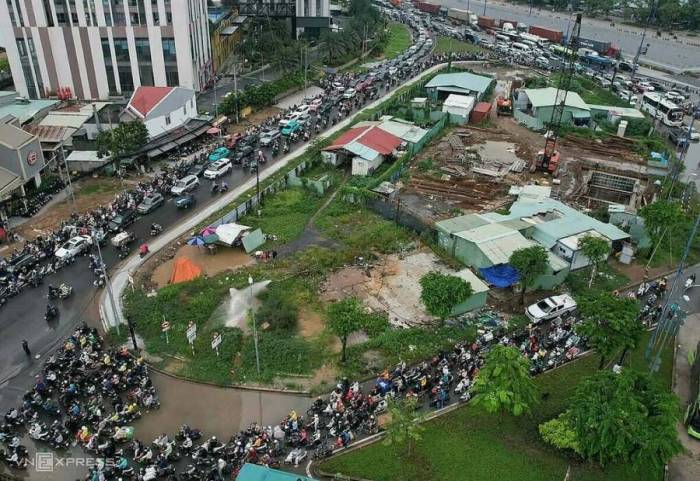 Ùn tắc ở nút giao An Phú do hầm chui tạm đóng, sáng 11/9. Ảnh: Đình Văn