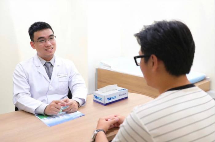 Bác sĩ An Khải đang tư vấn điều trị cho người bệnh. Ảnh minh họa: Bệnh viện Đa khoa Tâm Anh