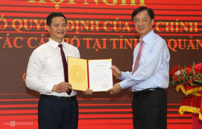Trưởng ban Tổ chức Trung ương Nguyễn Duy Ngọc trao quyết định của Bộ Chính trị cho ông Vương Quốc Tuấn. Ảnh: Đắc Thành