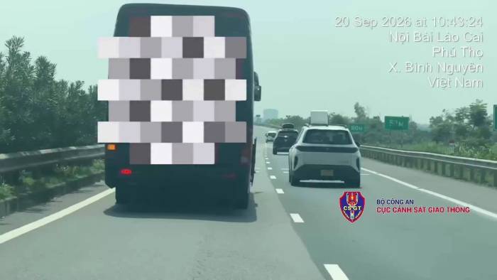 Chạy 60 km/h trên làn trái suốt 3 km, tài xế xe khách bị phạt