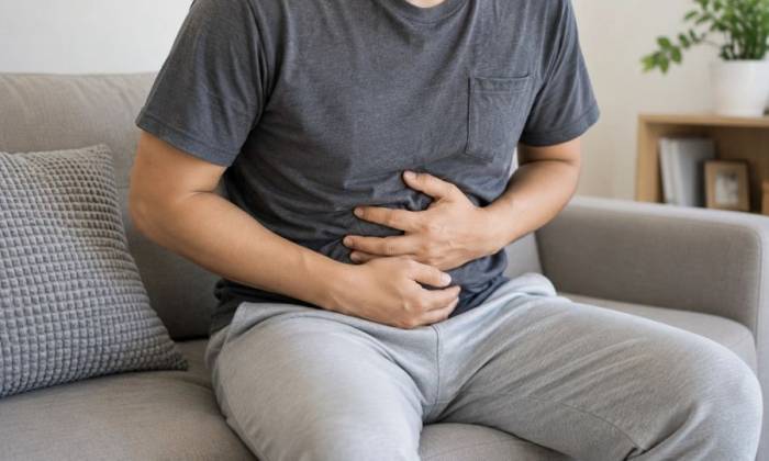 Đau bụng kéo dài có thể là dấu hiệu cảnh báo, nhưng không phải lúc nào cũng liên quan đến ung thư. Ảnh tạo bởi AI