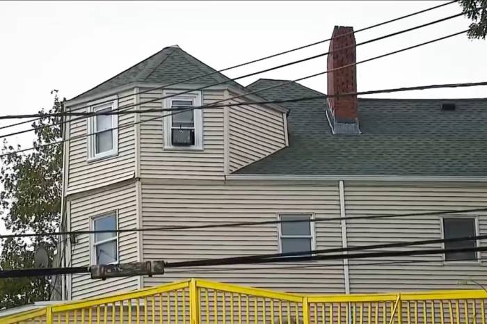 Ngôi nhà cho thuê gồm nhiều hộ gia đình ở Malden, bang Massachusetts, nơi một phụ nữ bị giam giữ sáu tuần trong gác mái. Ảnh: NBC Boston