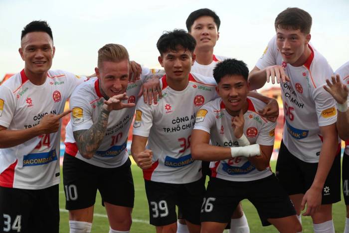 Tiền đạo Việt kiều gốc Australia Ngô Đăng Khoa (thứ hai từ phải sang) và tiền đạo Việt kiều gốc Anh Lee Williams của Công an TP HCM trong trận thắng Ninh Bình 2-1 ở chung kết Cup Quốc gia 2025-2026, trên sân Ninh Bình ngày 14/6/2026. Ảnh: VPF