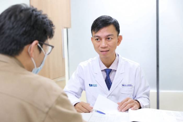 Tiến sĩ Tấn Đạt khám cho người bệnh. Ảnh minh họa: Bệnh viện Đa khoa Tâm Anh