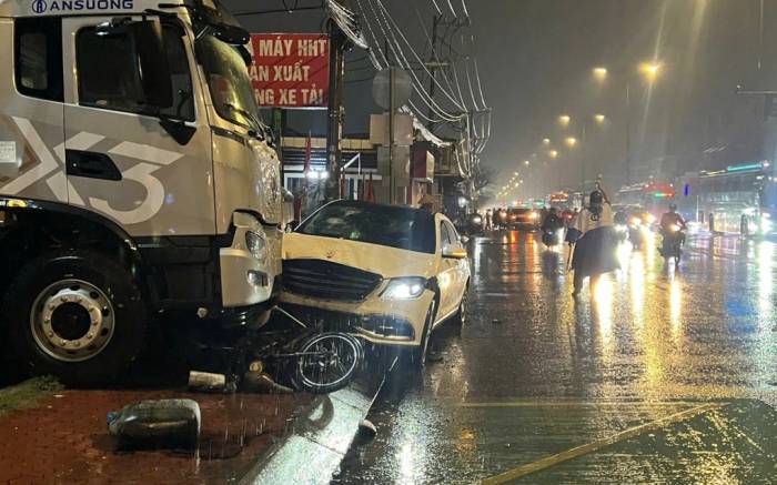 Ôtô tông loạt xe máy trên quãng đường 20 m sau đó đâm vào ôtô đổ trước cửa hàng. Ảnh: Mạnh Hà