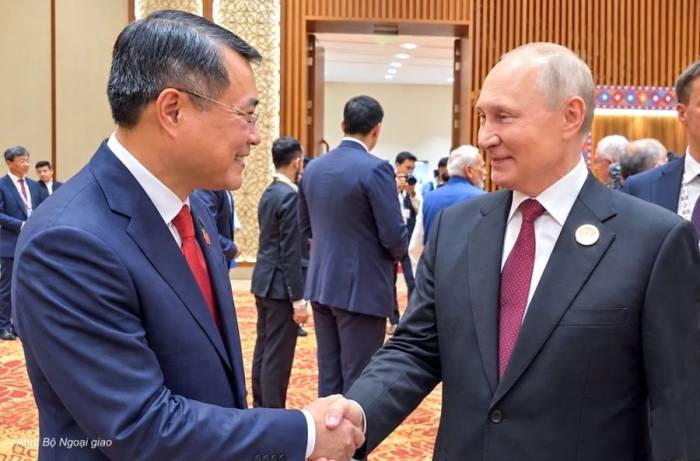 Thủ tướng Lê Minh Hưng gặp Tổng thống Nga Vladimir Putin ngày 13/9. Ảnh: BNG