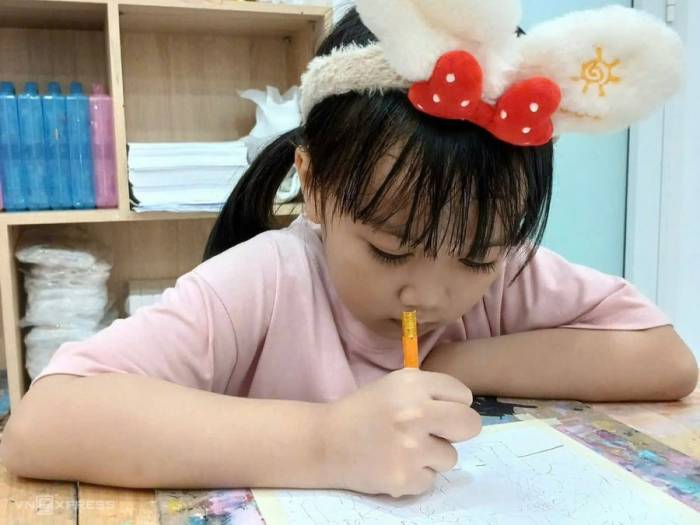 Cha mẹ nên khuyến khích trẻ vẽ thay vì dành quá nhiều thời gian cho màn hình. Ảnh minh họa: Kim Uyên