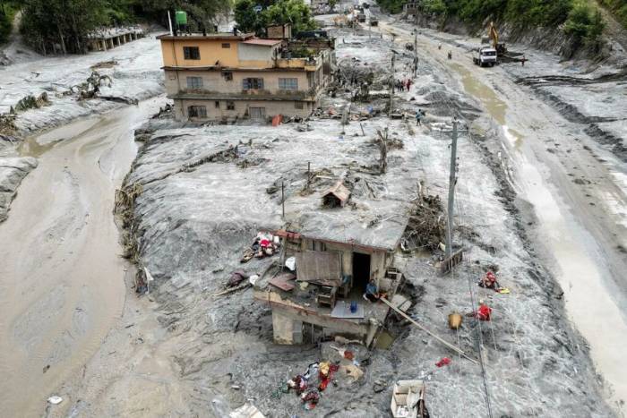 Khung cảnh hoang tàn nơi sóng lũ quét qua ở huyện Dhading, Nepal ngày 2/9. Ảnh: AFP