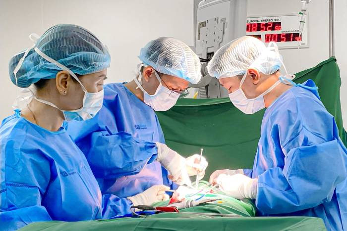 Bác sĩ Tấn và ê kíp phẫu thuật cho người bệnh. Ảnh: Bệnh viện Đa khoa Tâm Anh