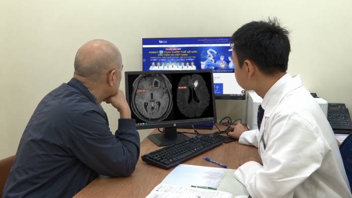 Bác sĩ Khương Duy tư vấn về tình trạng ổ áp xe sau phẫu thuật cho ông Long. Ảnh: Bệnh viện cung cấp