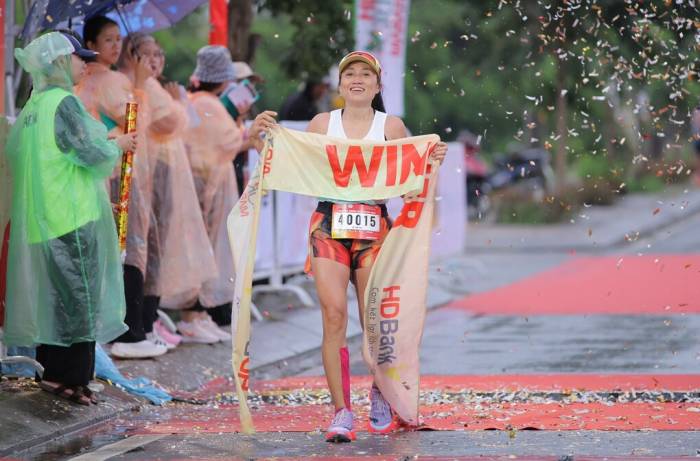 Lê Hà vô địch 42km tại HDBank Green Marathon năm thứ hai liên tiếp. Ảnh: Quỳnh Trần