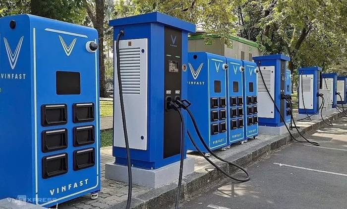 Tủ đổi pin được đặt trên vỉa hè đường Lê Lai, phường Bến Thành, TP HCM, tháng 1. Ảnh: Hạ Giang