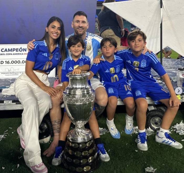 Messi cùng vợ và ba con trai. Ảnh: Antonela Roccuzzo/Instagram