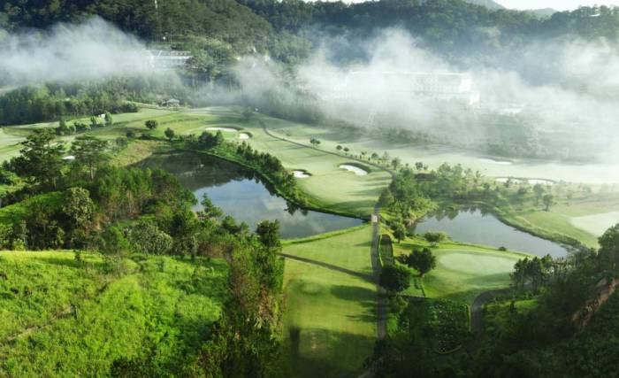 Sân golf 18 hố tại nằm giữa thung lũng và rừng thông cao nguyên Lâm Viên. Ảnh: Sam Tuyền Lâm