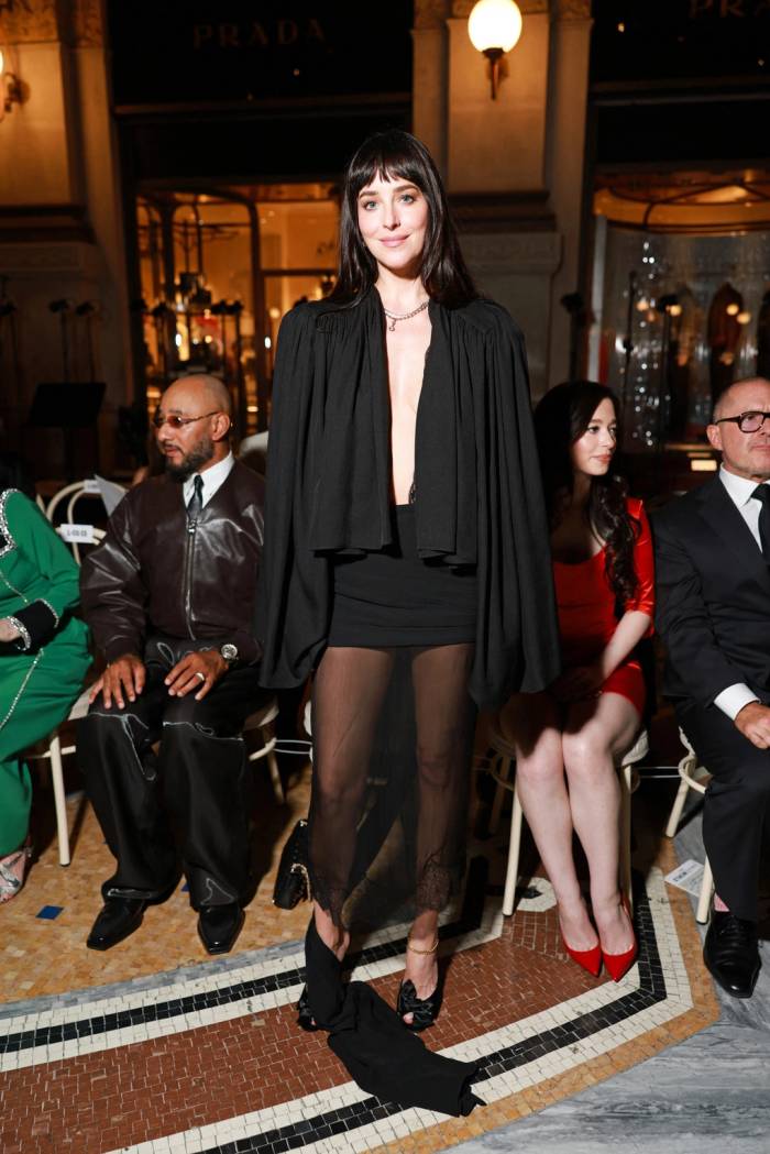 Dakota Johnson tạo dáng trước ống kính ở hàng ghế đầu. Ảnh: AFP