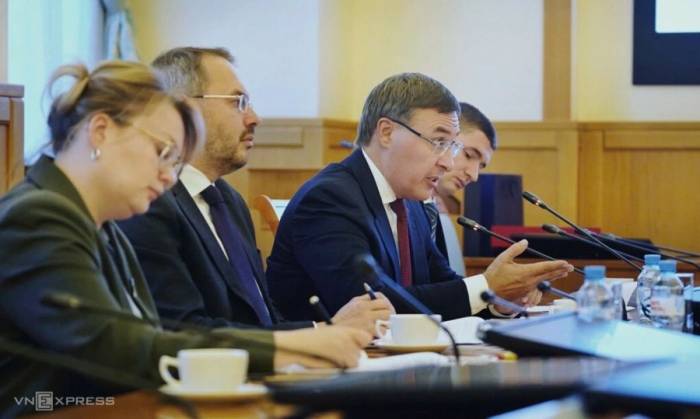 Bộ trưởng Khoa học và Giáo dục Đại học Nga Valery Falkov (thứ ba từ trái sang) nói tại cuộc gặp với đoàn Bộ Khoa học và Công nghệ Việt Nam, ngày 8/9, tại Nga. Ảnh: Lưu Quý
